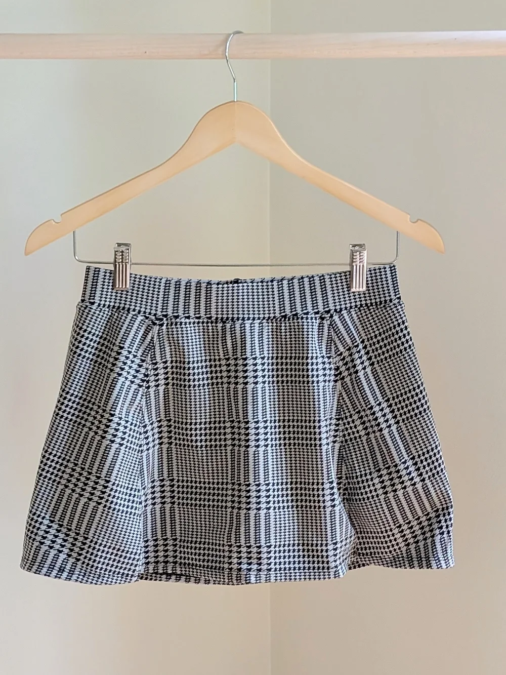 ALO Yoga Houndstooth Jacquard Mini Skort In Black/White - S